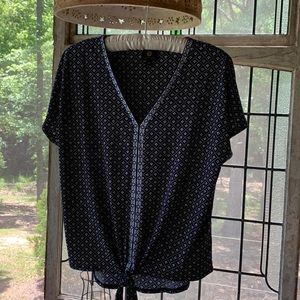 NWOT JM Collection Patterned ladies V-neck tie front top